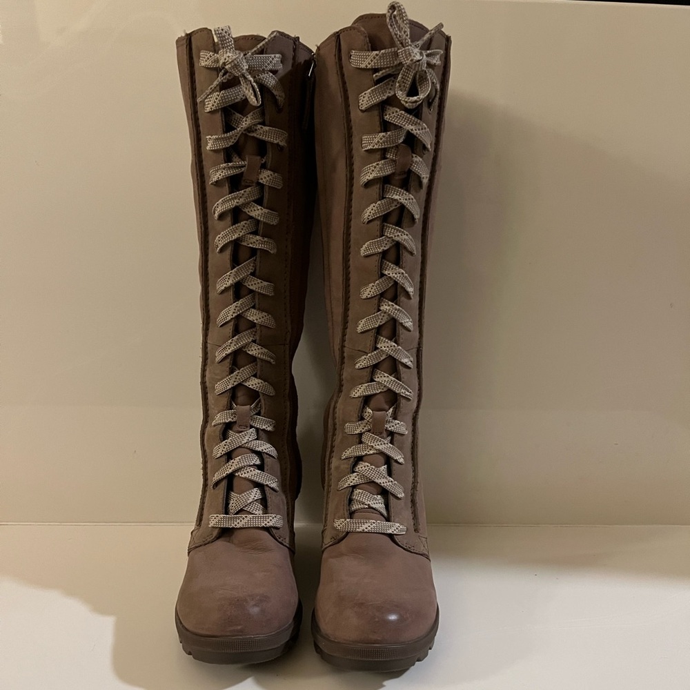 Stylish Sorel Beige Lace-Up Knee-High Size 8 Wedge Boots
